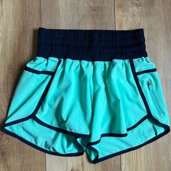 💙 Lululemon Tracker Short 4 way stretch 💚 - Picture 3 of 7